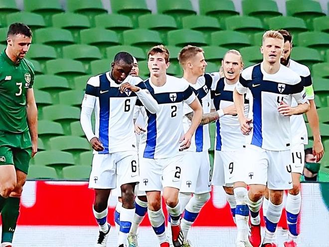 芬兰队在比赛中战胜对手，展现团结