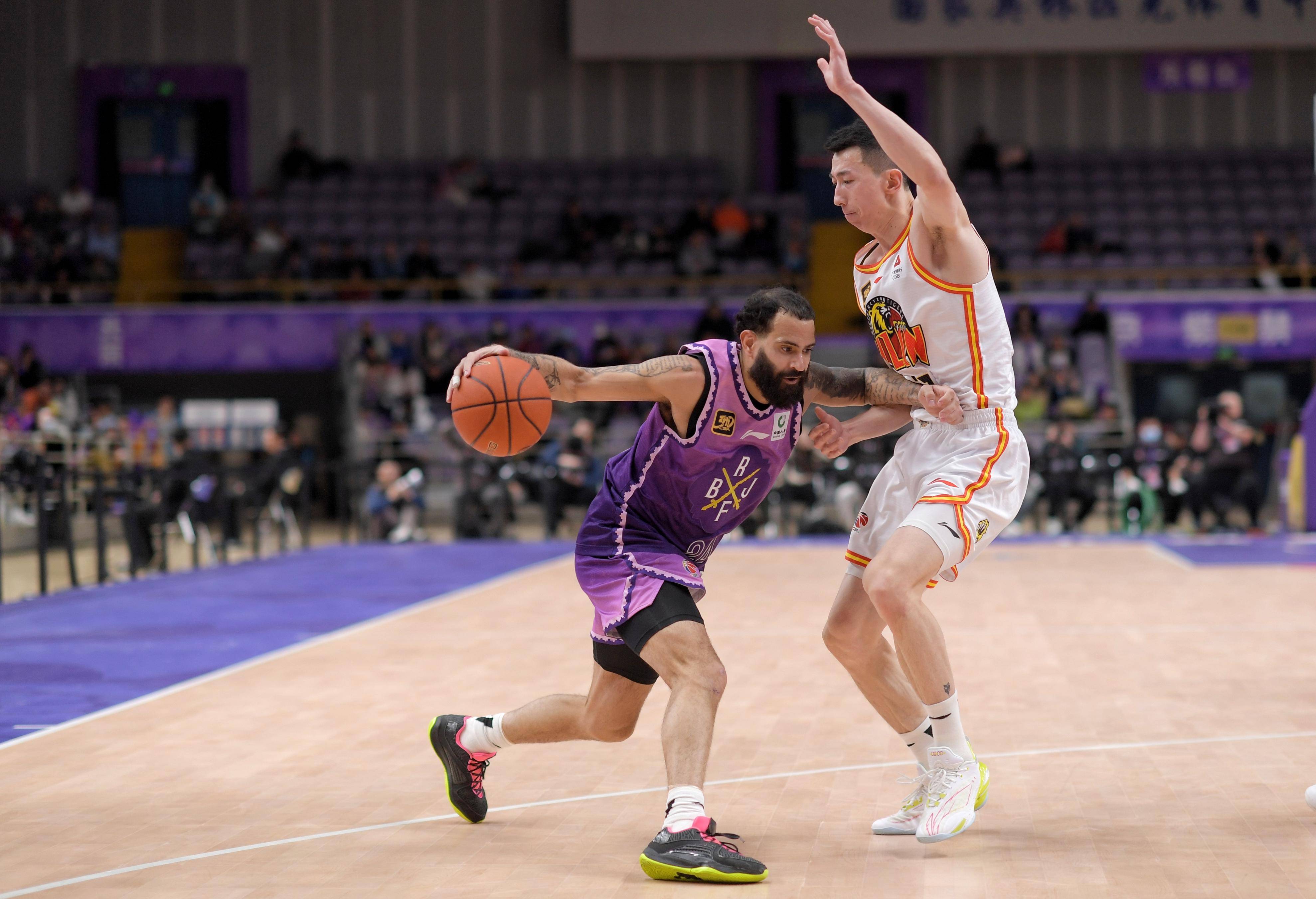 吉林队轻取青岛队,易建联状态火热的简单介绍 吉林队轻取青岛队,易建联状态火热的简单介绍