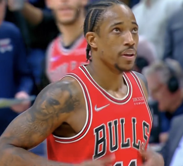 关于尼克斯碾压公牛，易建联高光表现的信息